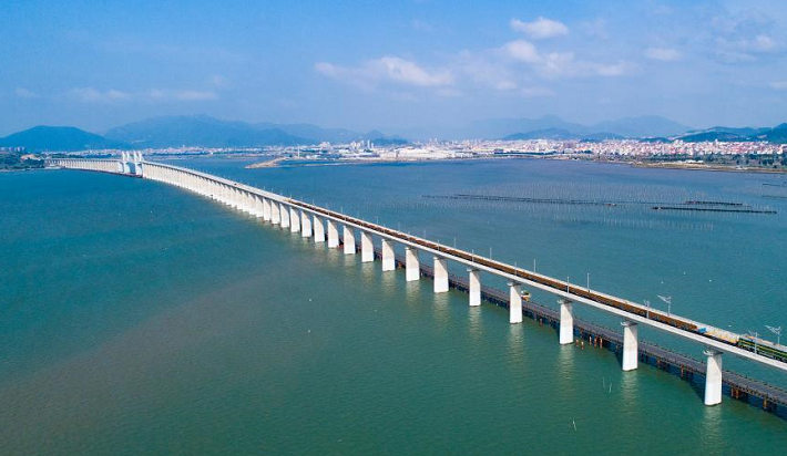 人民滿(mǎn)意的公務(wù)員、跨海高鐵、電力裝備綠色低碳發(fā)展、網(wǎng)絡(luò)文明等中英翻譯